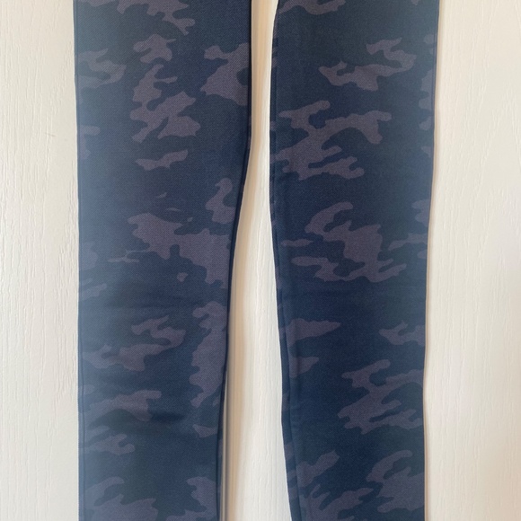 Spanx Black Camo Leggings NWT Size Small - Picture 12 of 13